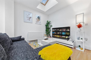 Modern 2-Bed Flat Close to Central London with Parking